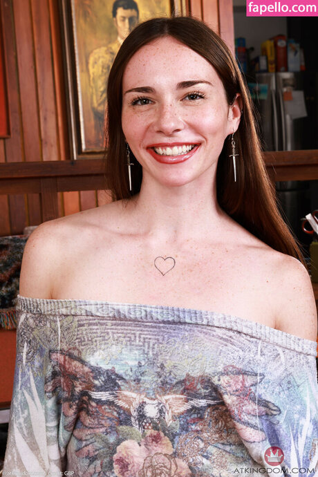 Tess Thompson xxx model image