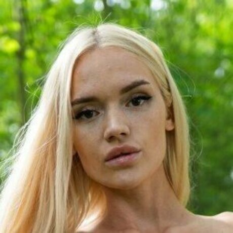 Era Queen sexy star gallery