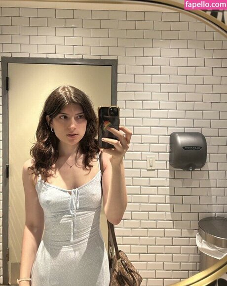 Squirtstain nude actress pic