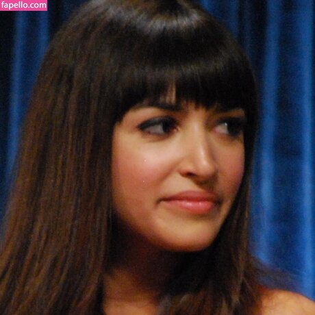 Hannah Simone sexy model picture