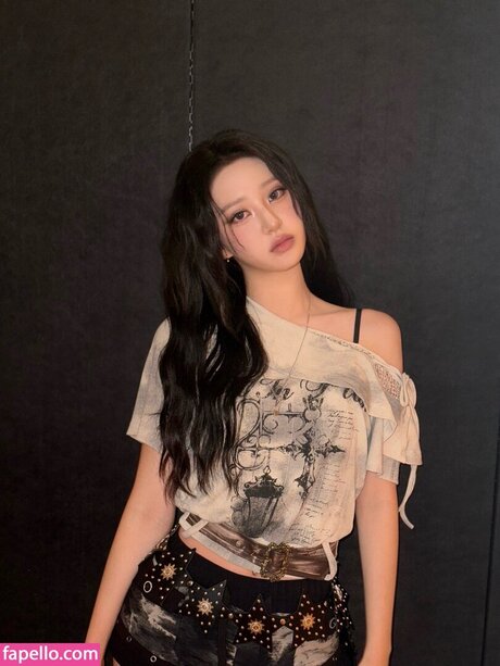 Hwiseo nude model photo