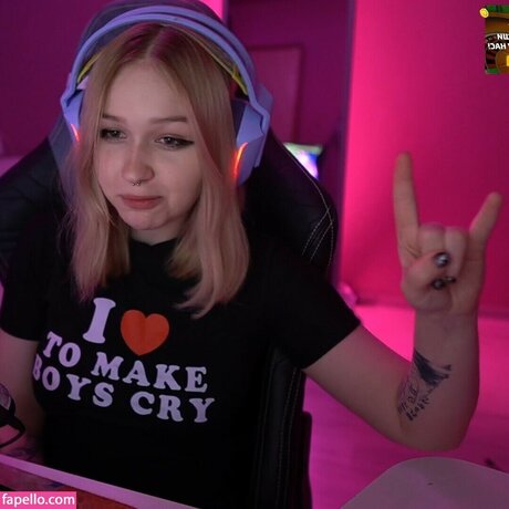 Morphe ya nudes model picture