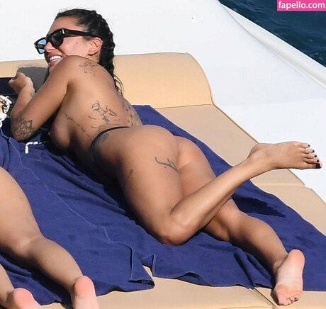 Ella Ding star nude pic