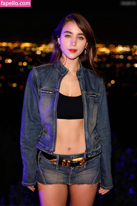 Caylee Cowan star erotic photo