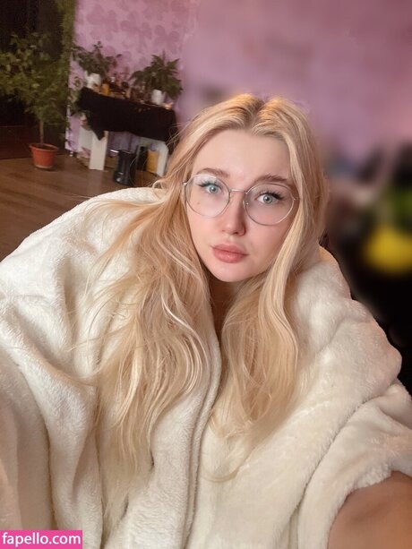 Elena Kyalviyainen sexy star pic