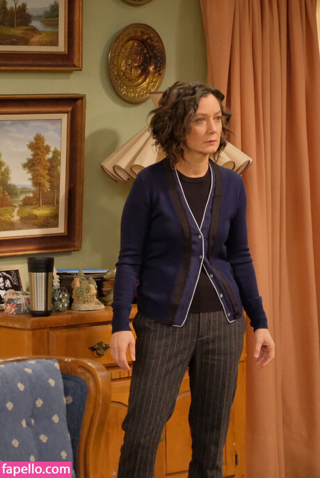 Sara Gilbert star adult img