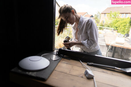 Hands On Katie naked model photos