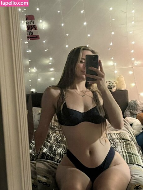 Peachyhal star erotic photo