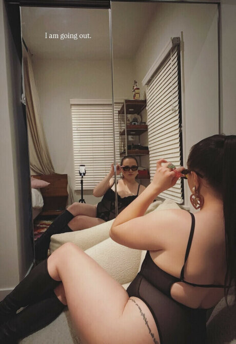 Sarah Schauer model exclusive picture