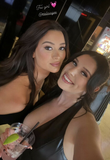 Baeeeeelyn sexy pornstar pics