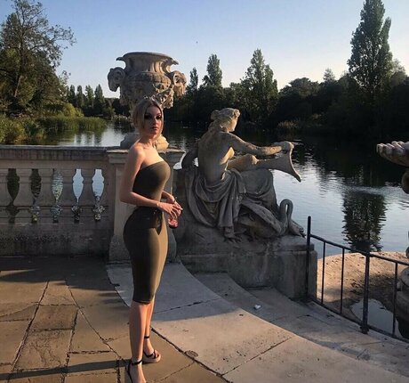 Mogz xx sex model img