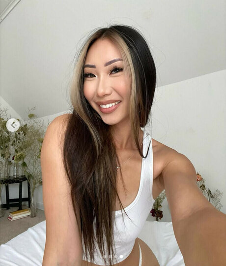 Ena Lor Hmong star top pic