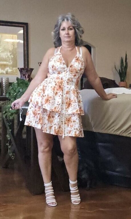 saundra1571 naked model images