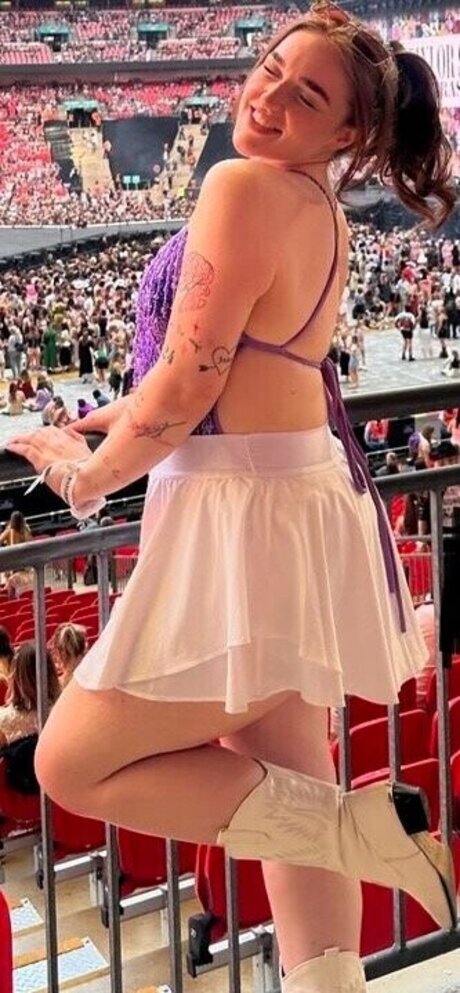 Eleanor Neale model hd image