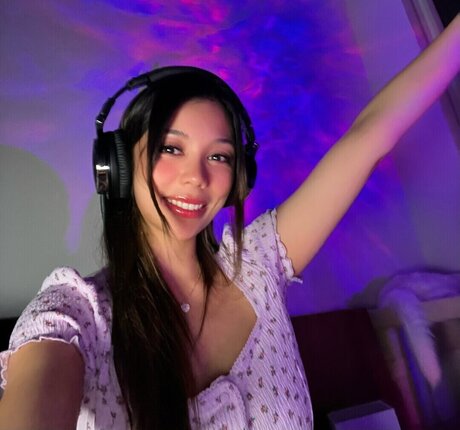 itshellovee adult actress photos