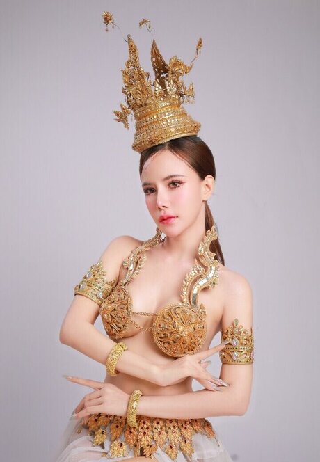 Cream Chabodee exclusive model photo