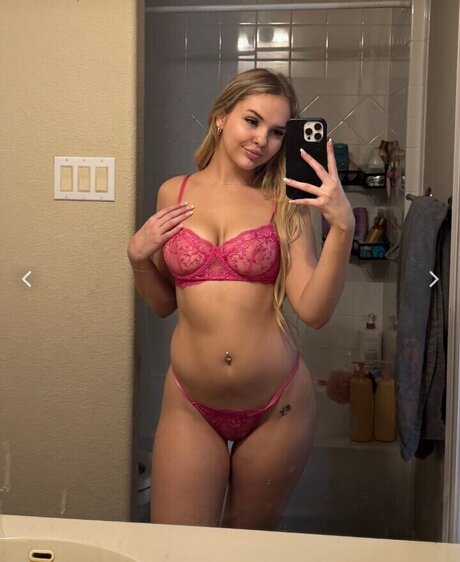 Anna Kewish model hd img