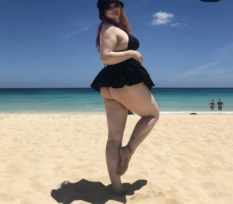 Ivy Riina model sexy pic