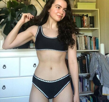 Lucy Holz model porn pic