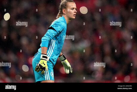 Merle Frohms pretty actress image