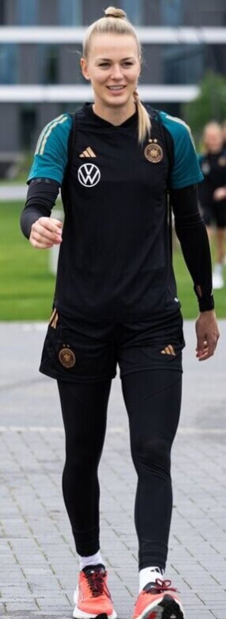 Merle Frohms erotic actress pictures