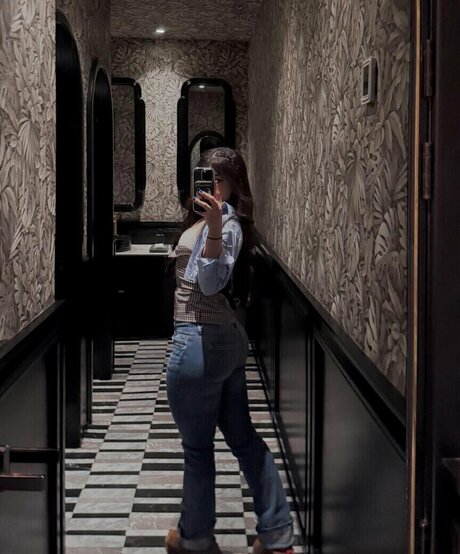 Alanalarana pornographic model pics