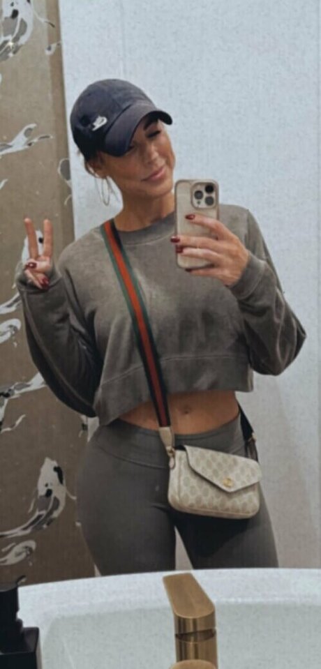 Robyn Fields perfect model img