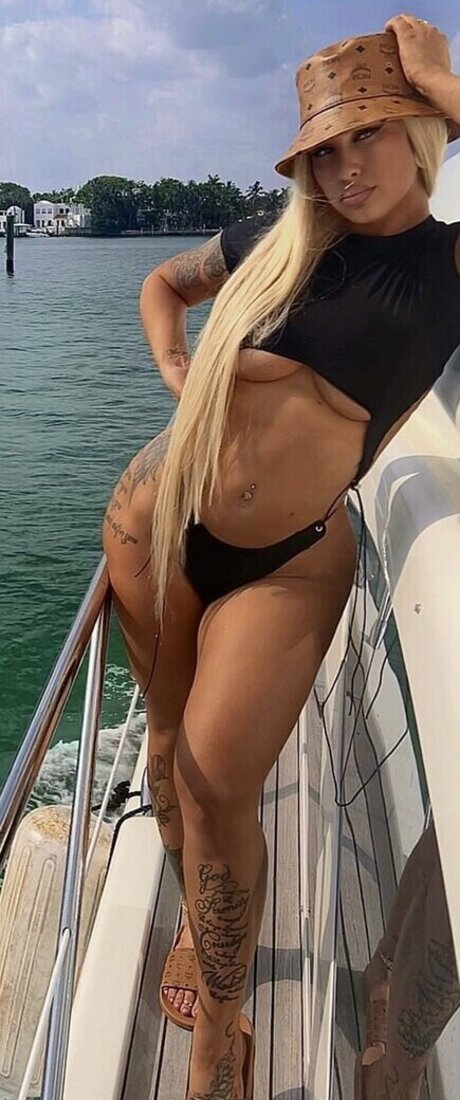 Amber Watkins model beautiful img