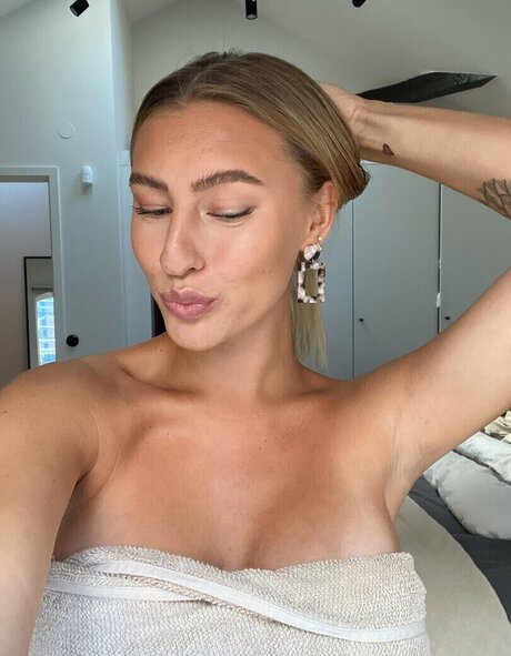 sannajornvik model nude pic