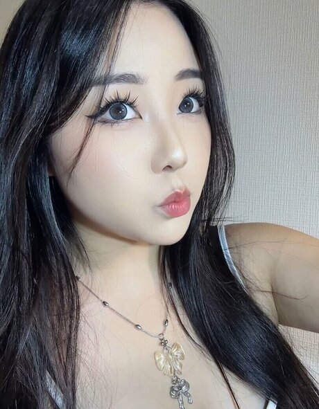 Hanavocado model hot image