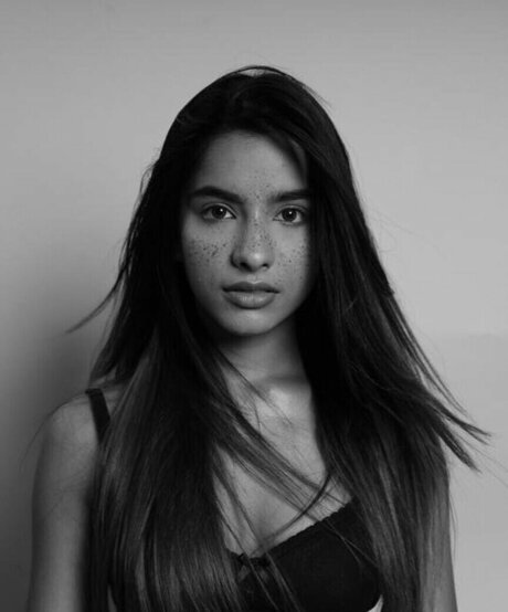 Aurora Sinclair pretty actress img