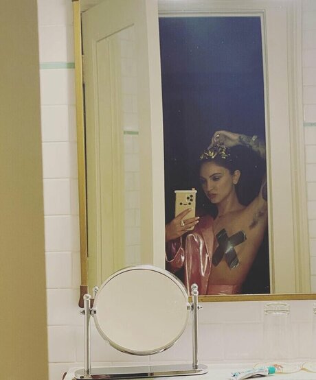 Julia Michaels naked star image