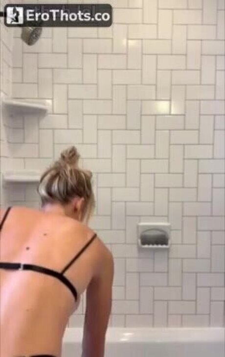 Yrsa Dawn model art galleries