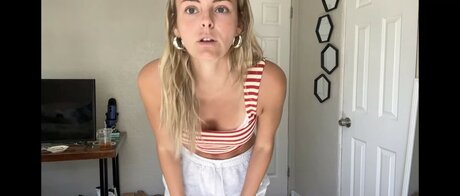 Beez ASMR model art galleries