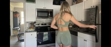 Beez ASMR xxx actress photos