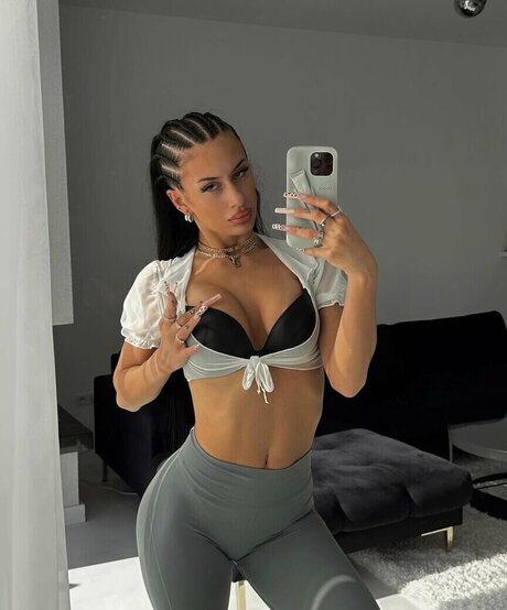 Nina Janova exclusive star img