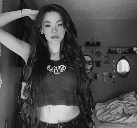 nic2hardo model pornographic pic