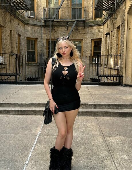 TalkFastEllie exclusive model photos