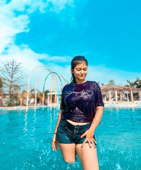 Riya Pandey hd star image