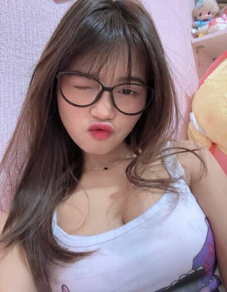 Riska Saputri hd actress pictures