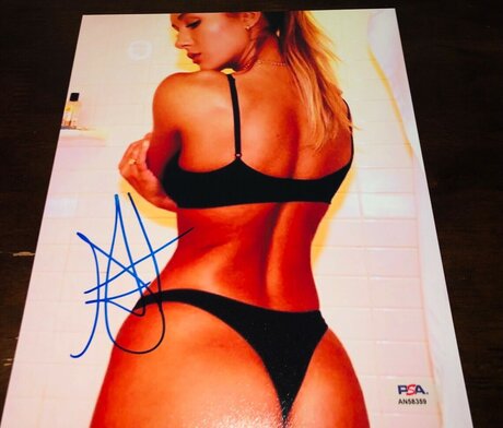 NiykeeHeaton model nude photo