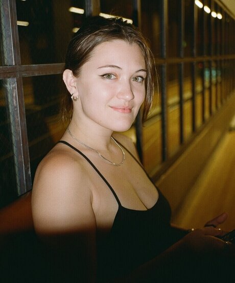 Isa Briones model hd pictures