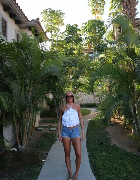 Taryn DeWese pretty star photo