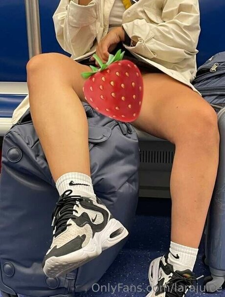 Lara Juice sexy model pic