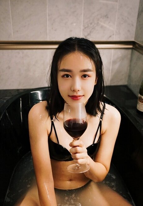 Thea Lee model nice img