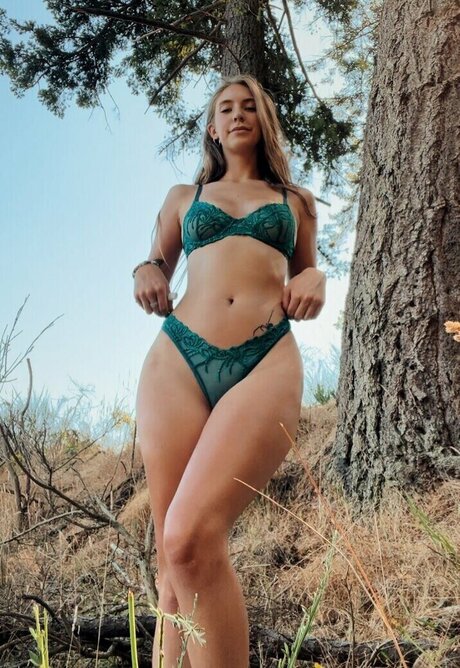 Emily Brooks naked model images