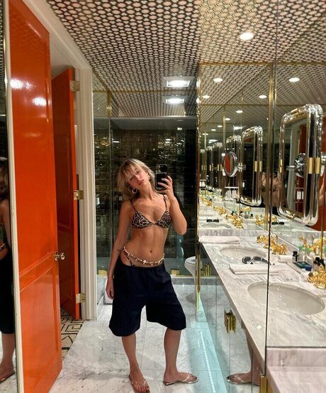 izzipoopi model sex pictures