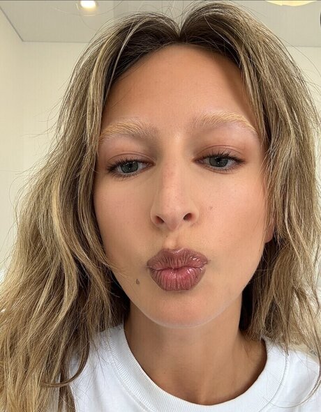 izzipoopi naked pornstar photo