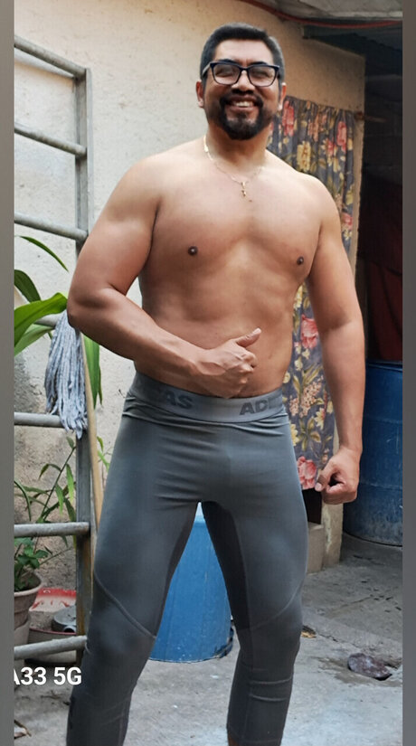 SrEros naked model pic