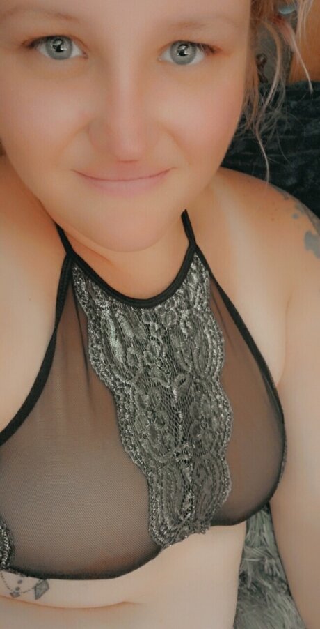 Pretty Nikki naked model photos